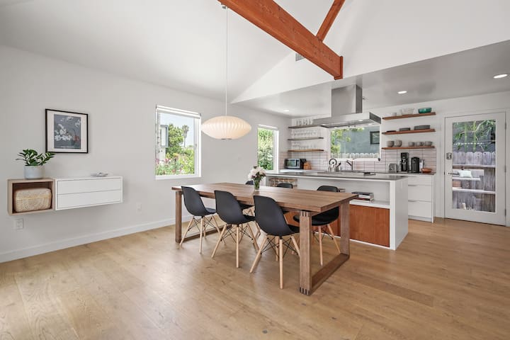 Modern | Outdoor Lounge | Detached Office