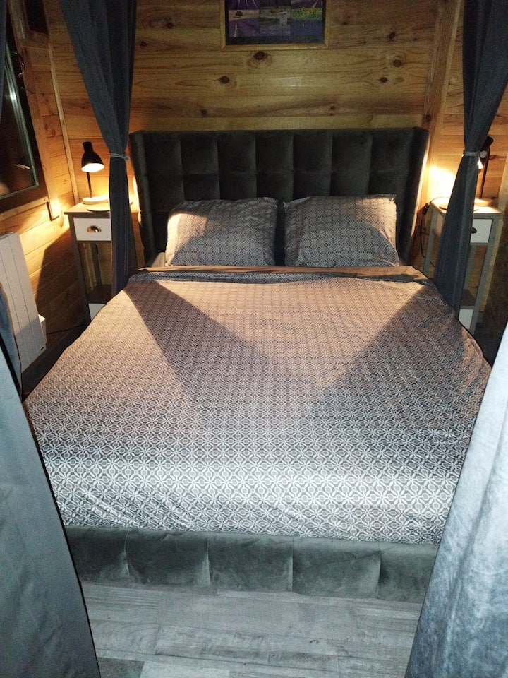 سرير وفراش بحجم كوين جديدان 140 × 190. غرفة نوم بباب منزلق وخطاف. قم بتبديل إضاءة غرفة النوم خلف الباب وأخرى للحمام مع تهوية للتهوية من حين لآخر.  