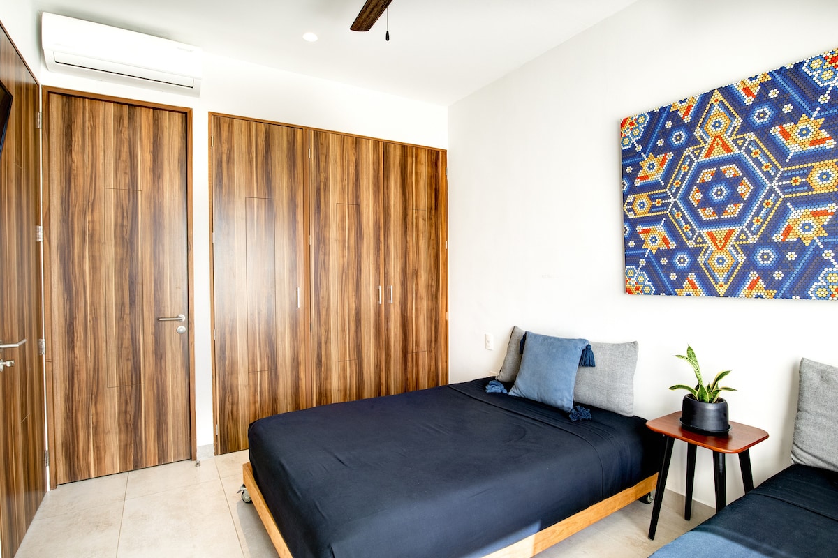 Dhomë gjumi e rehatshme me banjë private, krevat dopio "queen" dhe krevat tek. Dhomë e ndritshme me A/C dhe ventilatorë, ideale për rehatinë tënde.