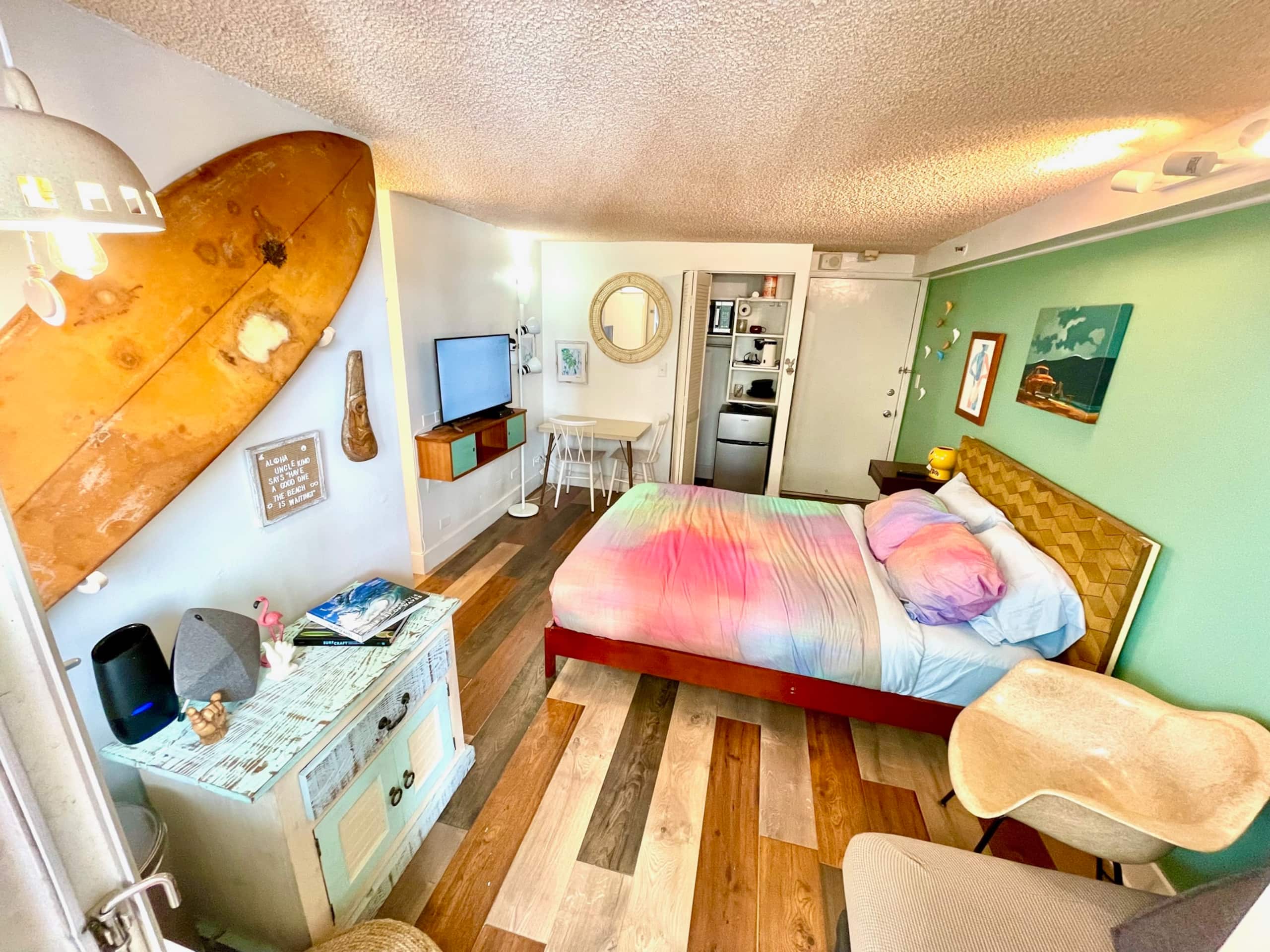 The Beach and the Sea in Waikiki, Boho, Chic for 2 - Image 1