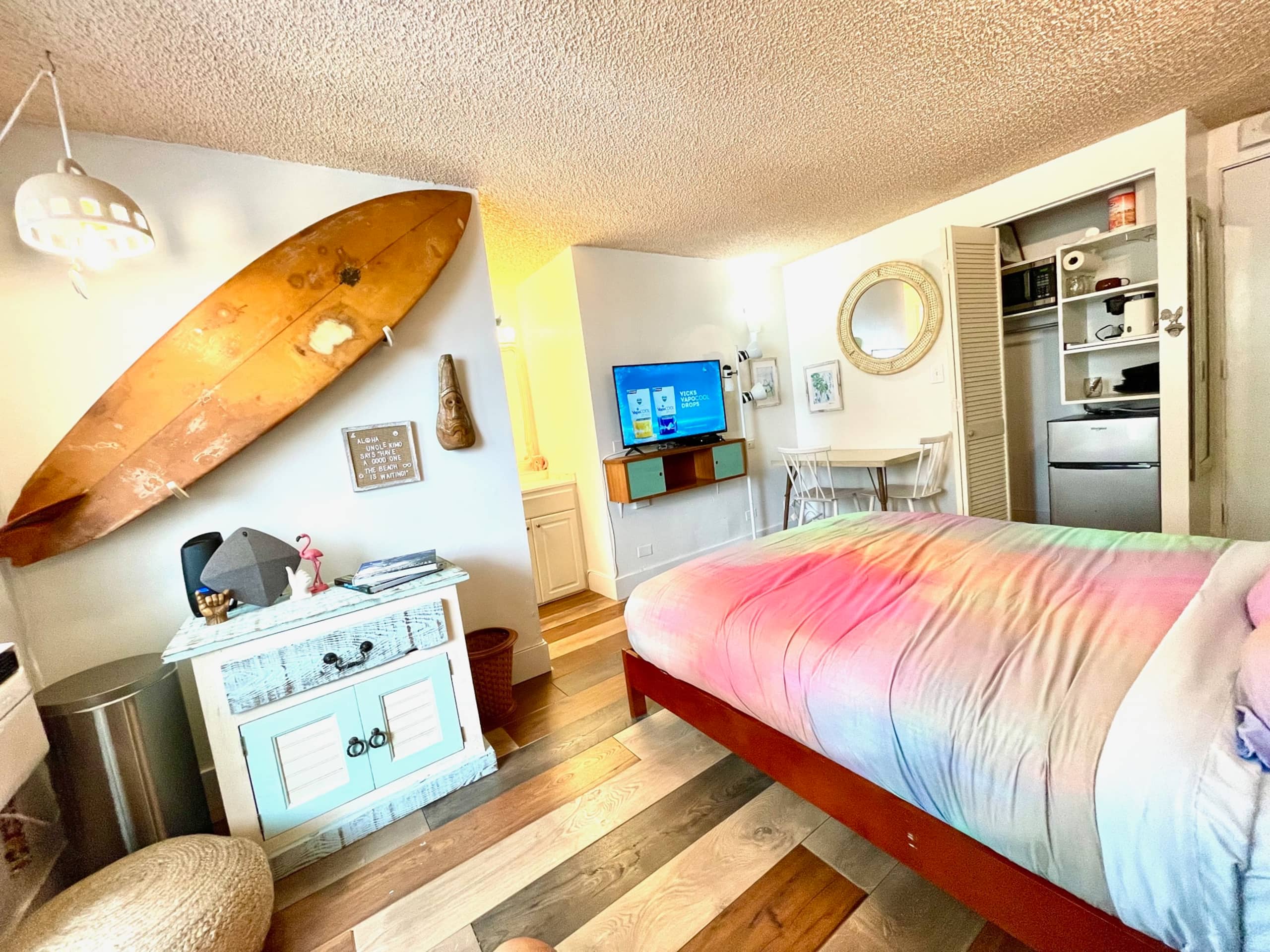 The Beach and the Sea in Waikiki, Boho, Chic for 2 - Image 2