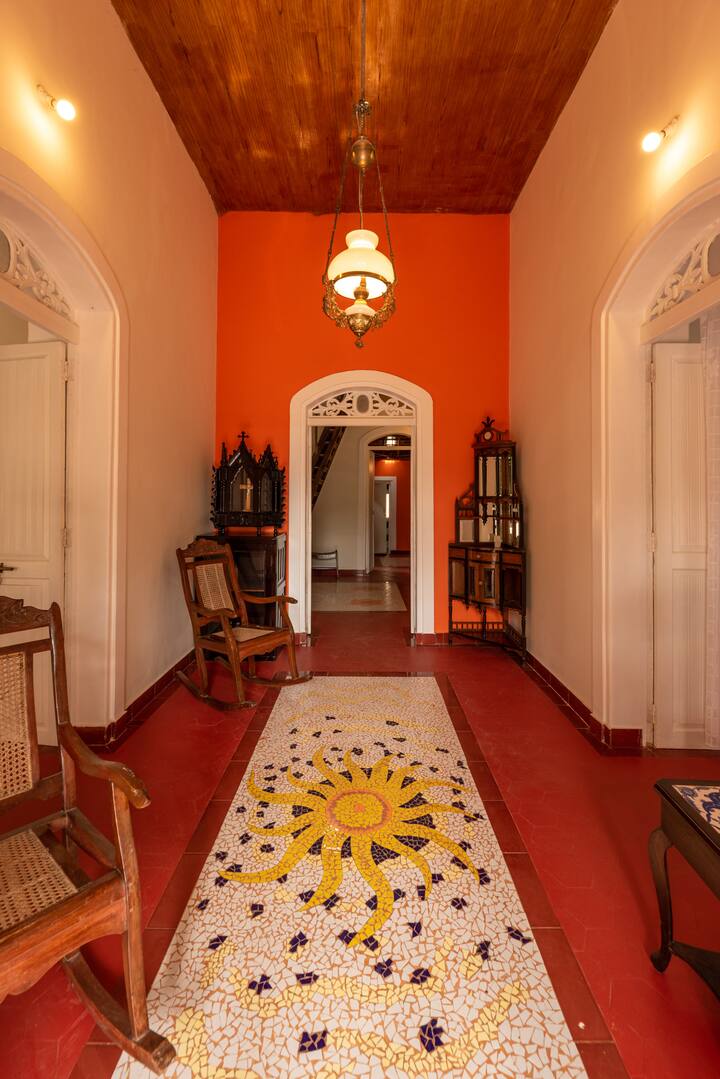 The retro passage, perfect Goa vibe.