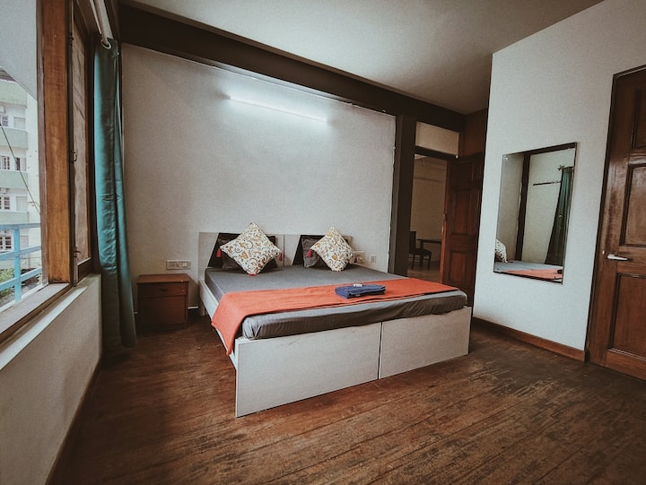 The room is cozy and spacious. Ideal for short stays as well as long stays. 