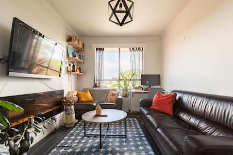 Light-filled apartment near botanical gardens