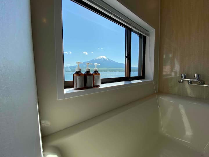 5 seconds to the lake! A designer cottage overlooking Lake