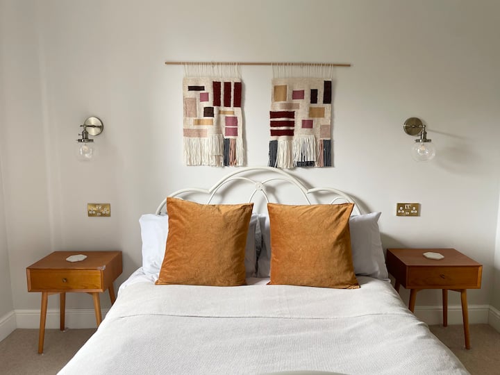 Prvá spálňa s manželskou posteľou a vlastnou kúpeľňou.