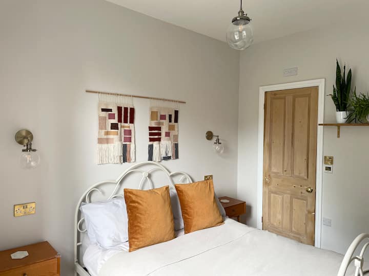 Posteľná bielizeň a uteráky sú zahrnuté v cene ubytovania. 