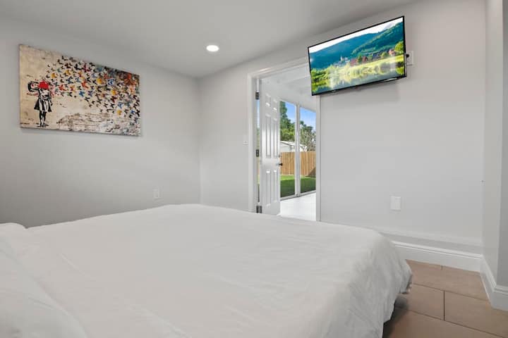 Chumba kizuri cha kulala chenye mlango wa kuingia sebuleni au kwenye baraza iliyochunguzwa.