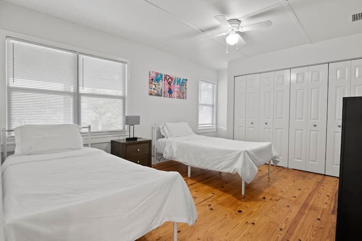 Chumba cha kulala chenye vitanda viwili na televisheni mahiri.