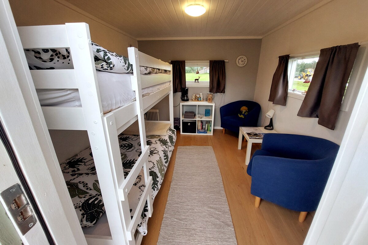Hisia ya stuga kamili na bunkbed starehe, eneo la kukaa cozy, baadhi ya vifaa vya kusoma, pipi na upatikanaji wa kahawa na chai katika chumba chako mwenyewe.