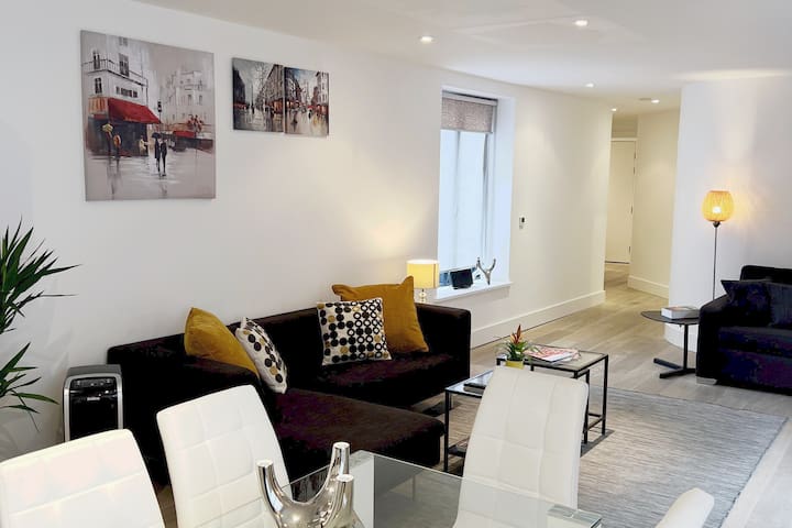 Fab! 2 Bedr/3 Beds in the heart of Covent Garden! gallery image 3