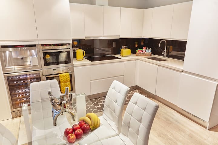 Fab! 2 Bedr/3 Beds in the heart of Covent Garden! gallery image 4