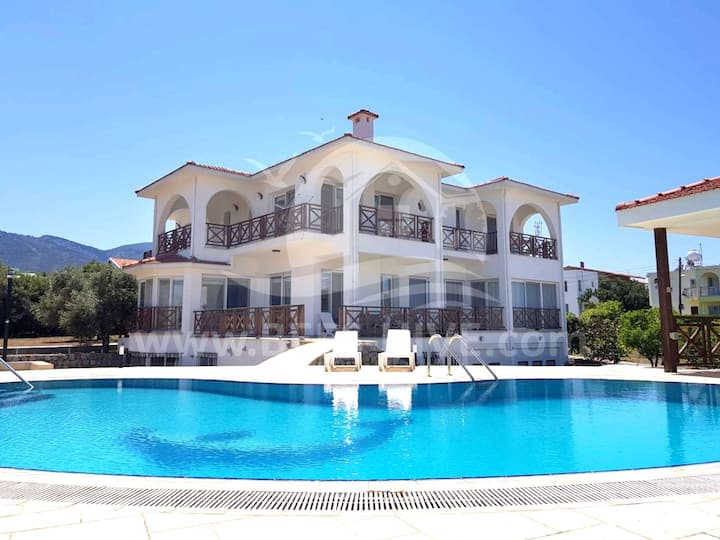 Gorgeous 5 bedroom villa near Escape Beach