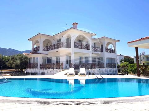 Gorgeous 5 bedroom villa near Escape Beach