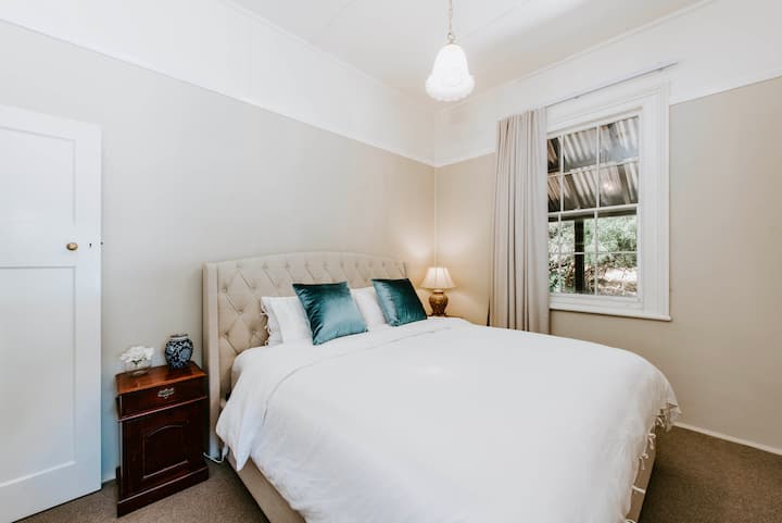 Dhoma e gjumit 2 me krevat luksoz "king size", batanije elektrike dhe perde të bllokuara