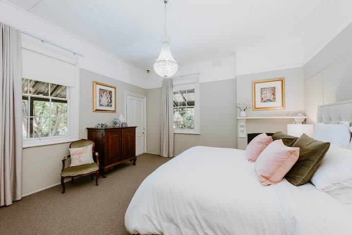 Dhoma kryesore e gjumit me krevat luksoz "king size", batanije elektrike dhe perde të bllokuara