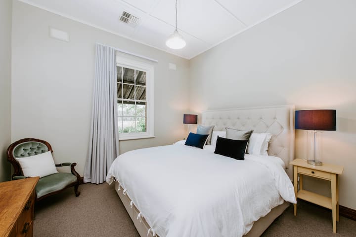 Dhoma e gjumit 3 - Krevat luksoz me madhësi "King" me batanije elektrike dhe perde të bllokuara