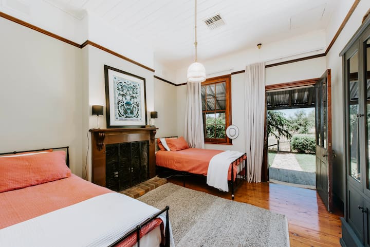 Dhomë gjumi 4 - 2 krevate dopio "King" me batanije elektrike dhe perde të bllokuara