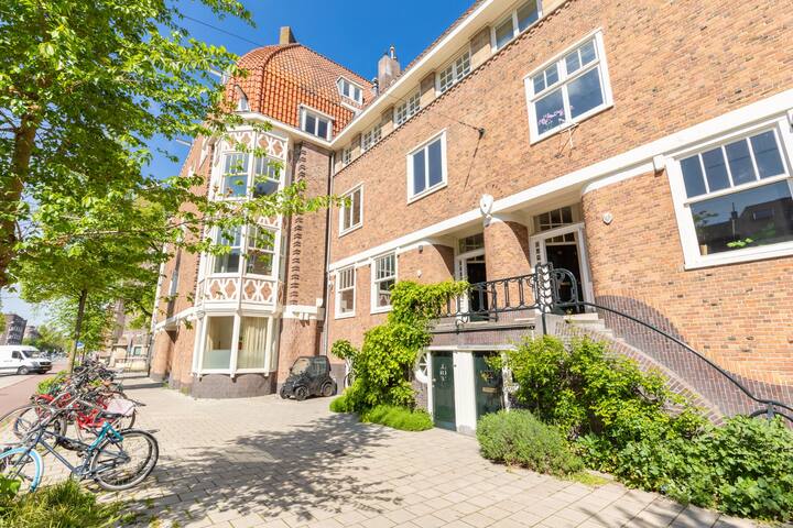 Large penthouse with roof terrace near Vondelpark gallery image 2