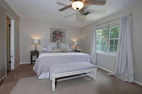 The Gray Lady! Close to everything & Pet friendly!