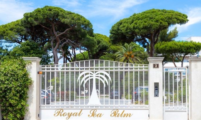 Top performing Airbnb: Georgious flat in a parc with swimming pool & sea in Hyères
