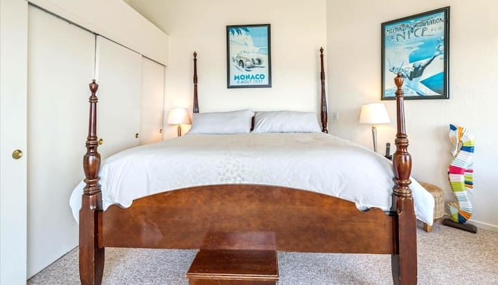 Dhoma kryesore e gjumit ka një krevat dopio "king" dhe pamje të mrekullueshme nga oqeani! 