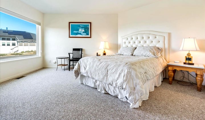 Dhoma e gjumit 1 ka një krevat dopio "Queen" të rehatshëm me pamje nga oqeani dhe shumë hapësirë.