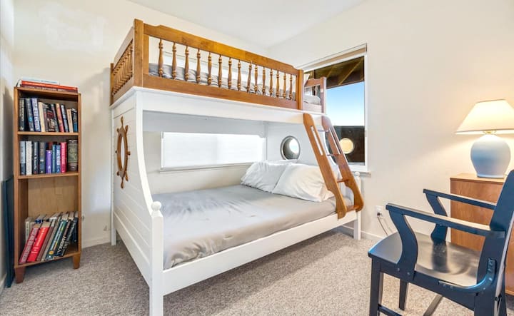 Krevate me një kthesë! Pjesa e poshtme është e dyfishtë, pjesa e sipërme ka një parmak për t 'i mbajtur ata që flenë më të vegjël të ndihen të sigurt.