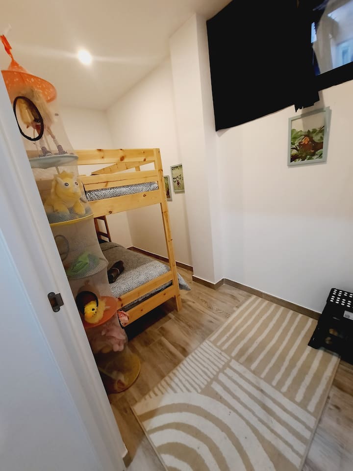 Втора спалня с двуетажно легло