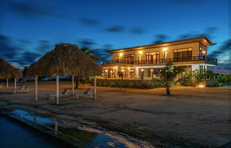 4 BDRM Waterfront Villa with Private Pool