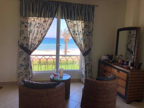 Cheerful Beachfront 4-Bedroom Villa & huge garden