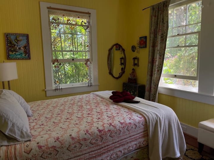 Garden Oasis Room to Hana & Haleakala shared bath Houses for Rent in
