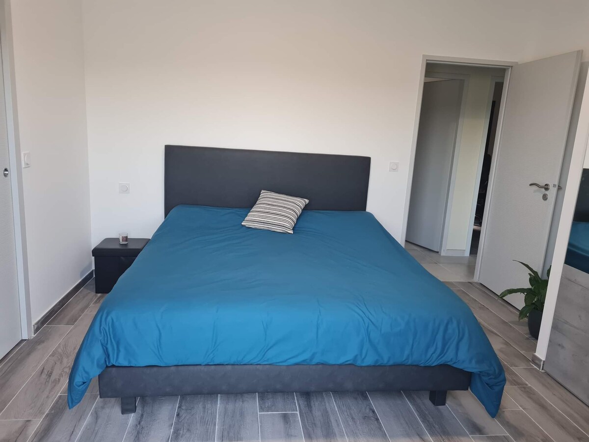 Chumba 1 cha kulala (picha 1): chumba kikuu (kitanda cha ukubwa wa mfalme sentimita 180), bafu lenye bafu la kuingia, choo cha kuning 'inia na sinki moja. Mwonekano wa nje kupitia dirisha la ghuba ni wa kupendeza tangu mkabala na bwawa. Ili kugundua...