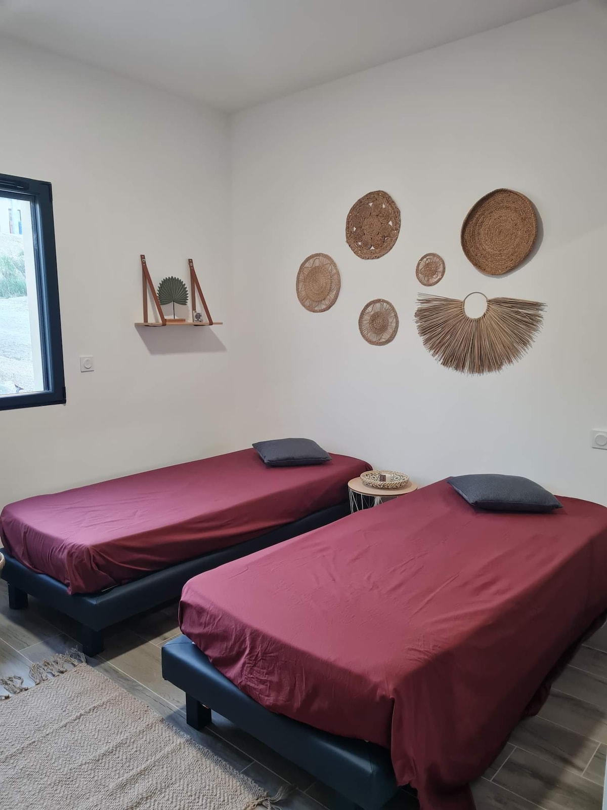 Chumba cha kulala 3 (picha # 1): chumba cha kulala na vitanda 2 katika sentimita 90 na maoni ya kijiji kizuri cha Rasteau na mnara wake mzuri wa kengele.