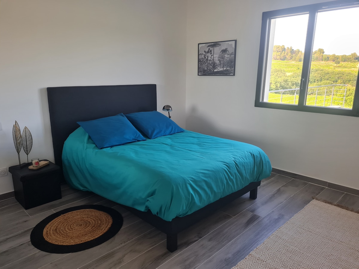 Chumba cha 2 cha kulala cha 2 (picha # 1): chumba cha kulala chenye nafasi kubwa (kitanda cha 140 cms) chenye mwonekano wa bwawa, Mont Ventoux na mashamba ya mizabibu ya 
