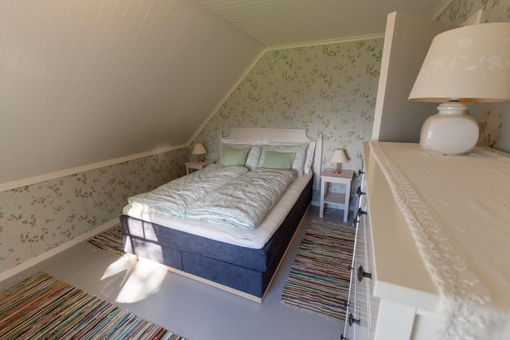 ห้องนอน 2 พร้อมตู้เสื้อผ้า ที่นี่มีพื้นที่กว้างขวางในการจัดโต๊ะทำงานหรือเตียงเด็กอ่อน 