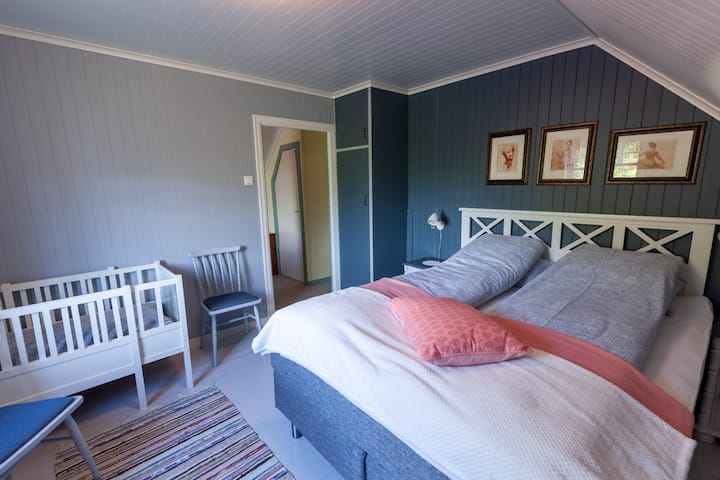 ห้องนอนที่ 1 พร้อมเตียงเด็กอ่อน