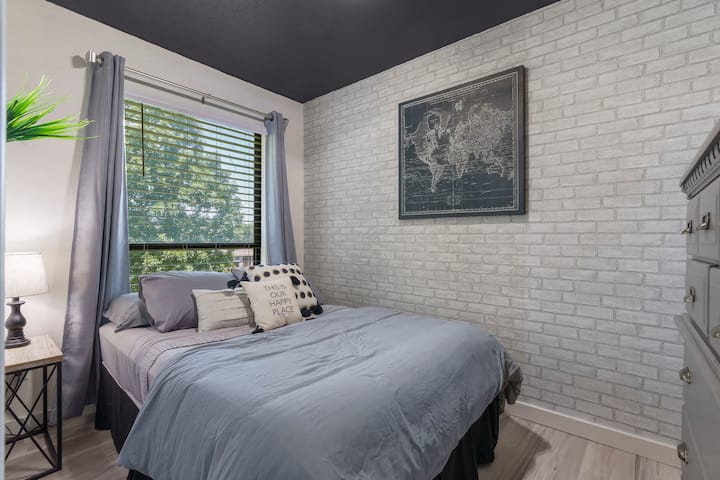 2 - ра спалня предлага пълно легло с луксозно спално бельо