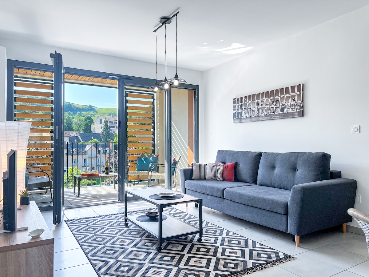 Popular Airbnb listing: Cozy Apartment Hyper Centre (Parking Available) in Aurillac