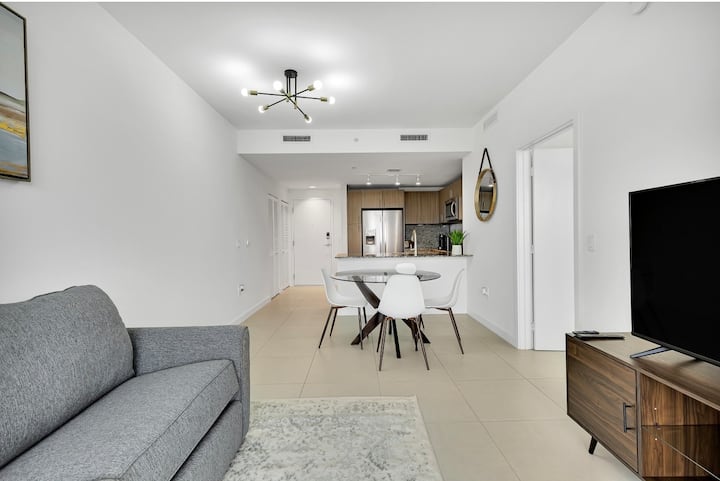 Modern 1br Downtown Doral | Walk To Shops & Dining - Doral, FL