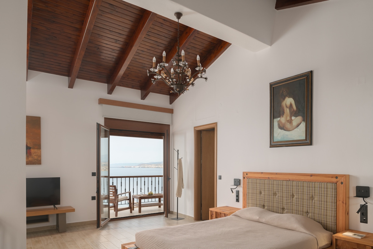 Mezzanine del primer piso con cama Kings y acceso a un balcón con vistas al mar. 