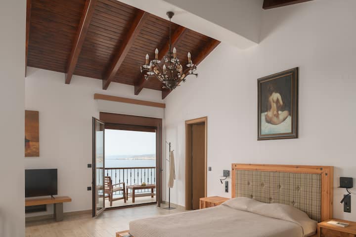 ชั้น 1 ชั้นลอยมีเตียงคิงส์และมีระเบียงชมวิวทะเล 