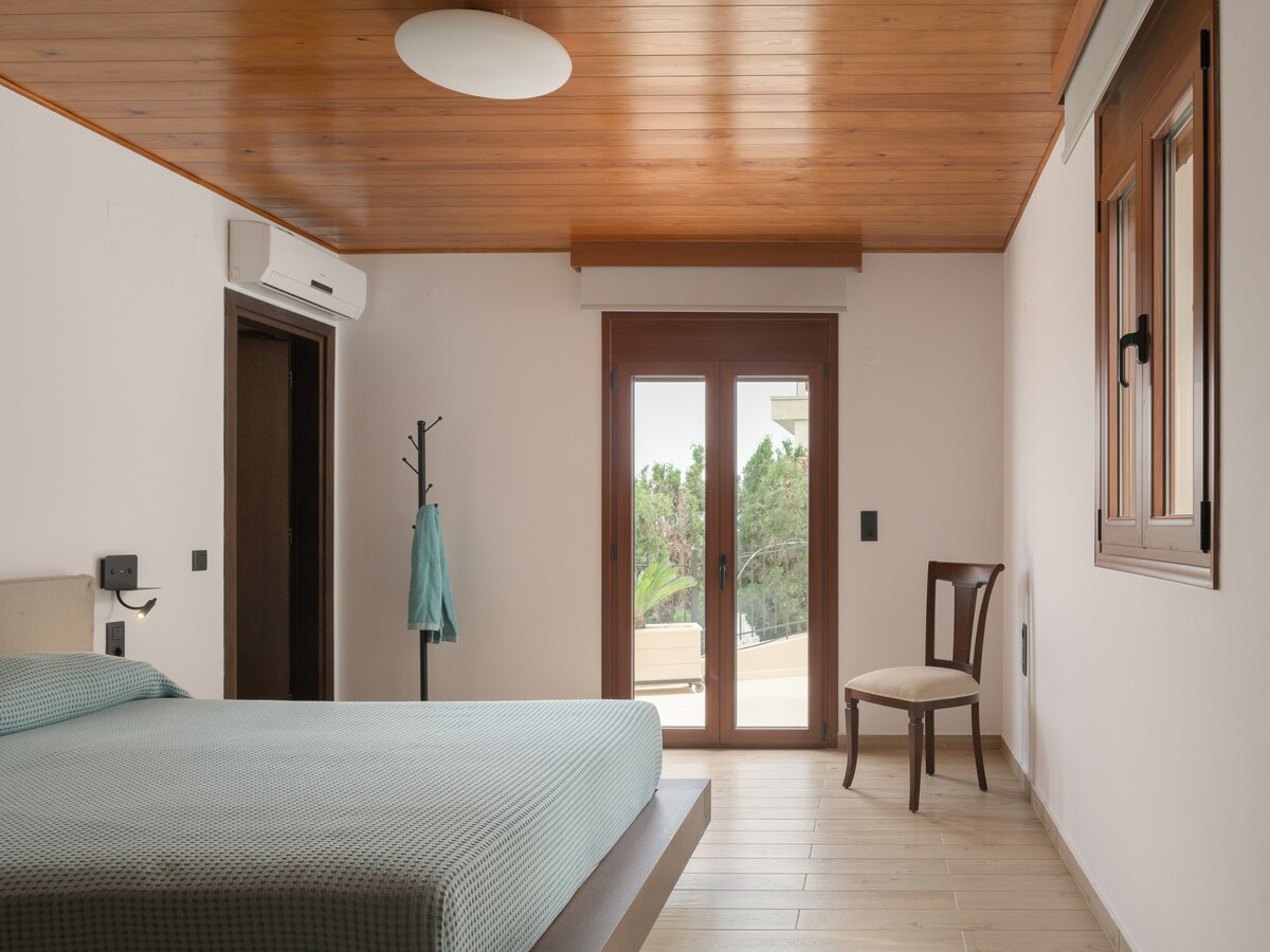 Dormitorio en planta baja con cama tamaño king (1,80x2,00) con acceso directo a un balcón. 