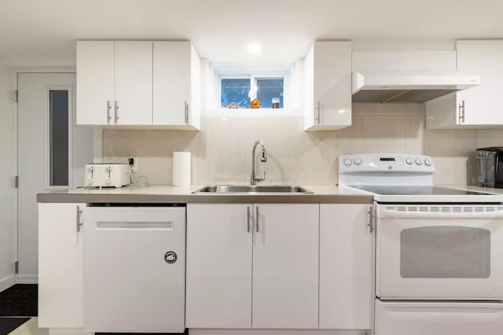 Wonderful, Bedroom With Private Bathroom. - Montreal