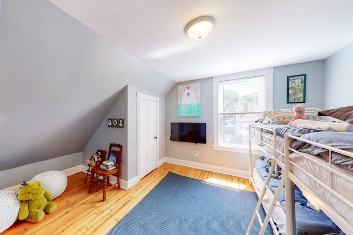 Საბავშვო ოთახი მე-6 საძინებელია - 2 ორსართულიანი საწოლით, რომლებიც იდეალურია ბავშვებისთვის, მაგრამ შეიძლება განთავსდეს და იყოს კომფორტული ზოგიერთი ზრდასრულისთვის 