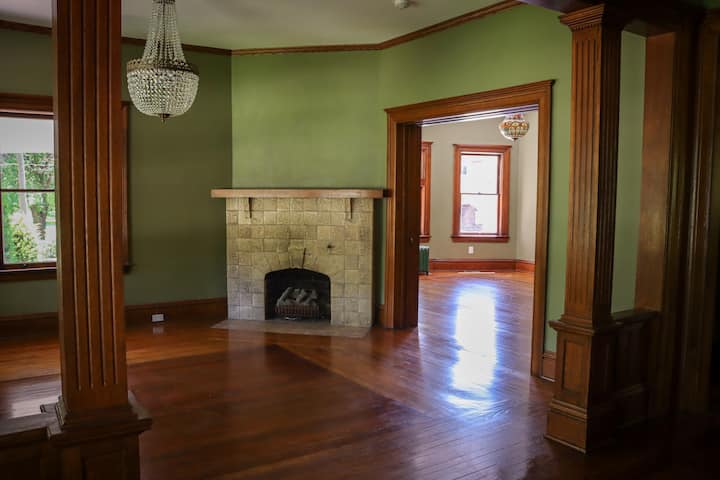 Charming Historic Victorian Home W/fireplace - Pittsburg, KS