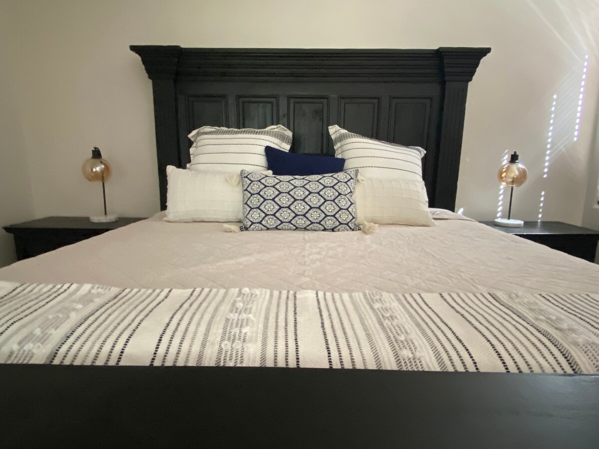 Como anfitriones, creemos que la parte más importante de tu estancia en Airbnb es la primera CAMA. ¡Te mereces lujo, comodidad, las mejores almohadas y comodidad para que puedas descansar bien y disfrutar realmente de tus vacaciones!