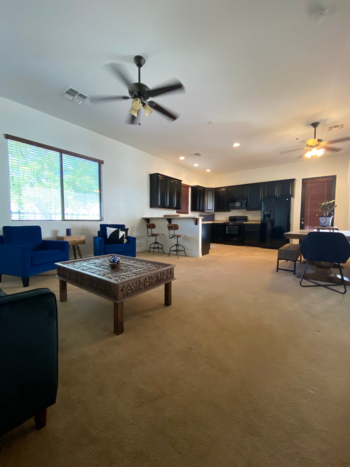 Cocina grande y completamente nueva, sala de estar y comedor para que puedas disfrutar del espacio y la conexión. 