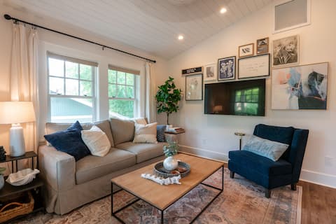 Top Airbnb: Kenwood Retreat - 1BR carriage house in St. Petersburg