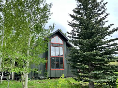 Family & pet friendly Cozy Creek side Cabin
